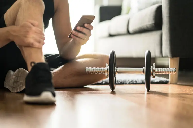Personal trainer aplicando metodologia SMART com aluno | Avaliação física personalizada para diferentes níveis de experiência | Aplicativo Cadu Fit para modernização de treinos personalizados